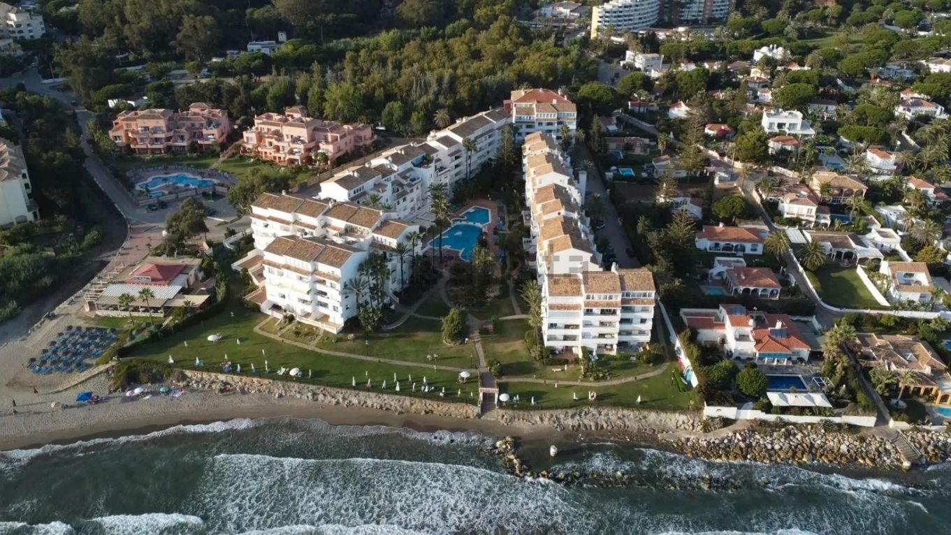 Vista exterior de Dúplex en venda en Marbella amb Aire condicionat, Terrassa i Moblat