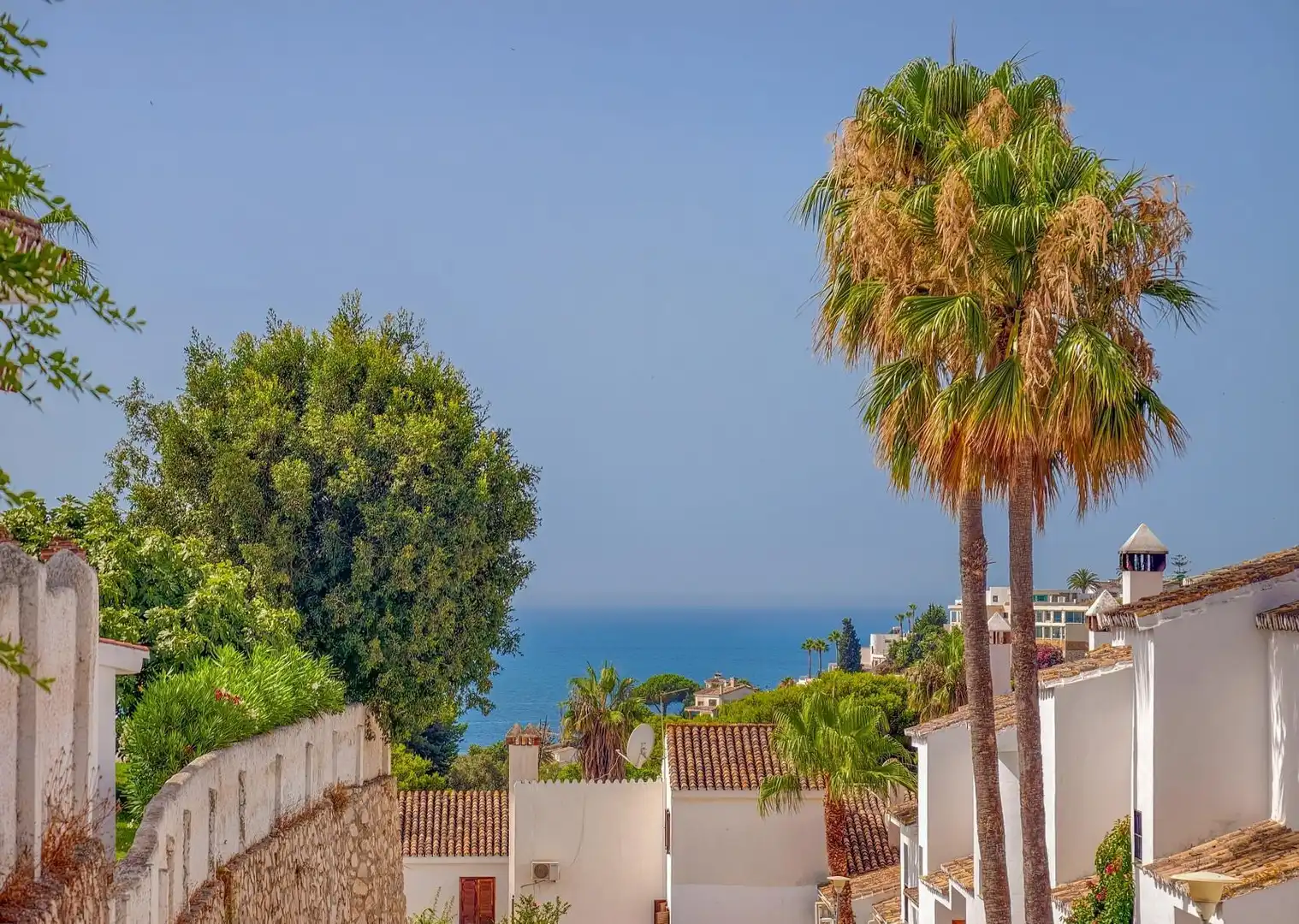 Vista exterior de Casa o xalet en venda en Benalmádena amb Aire condicionat, Jardí privat i Terrassa