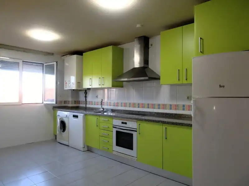 Cocina de Casa o chalet en venta en Chozas de Abajo con Calefacción, Jardín privado y Trastero
