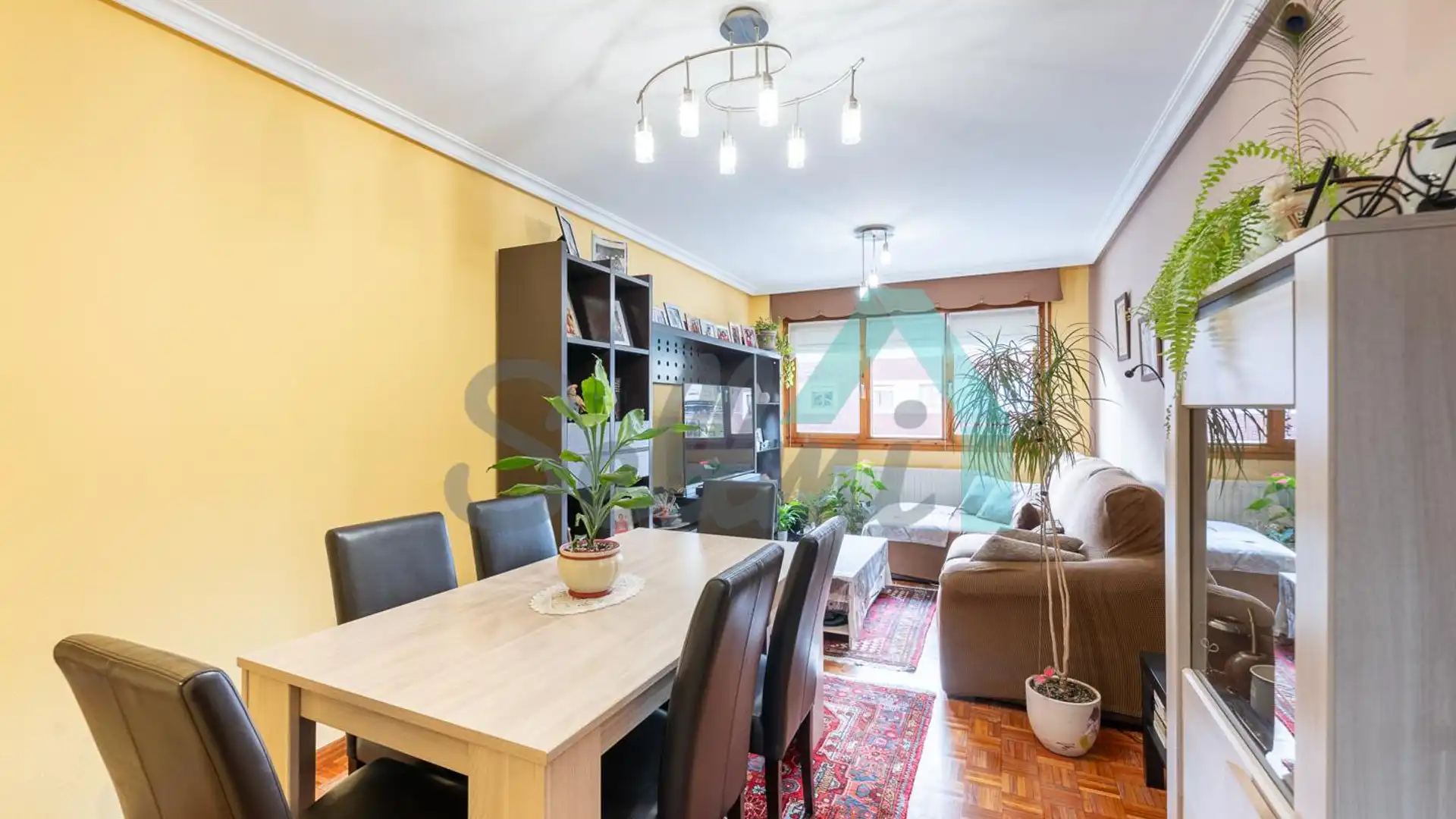 Sala de estar de Piso en venta en Oviedo  con Calefacción, Parquet y Trastero