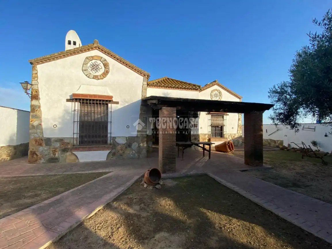 Vista exterior de Finca rústica en venda en El Puerto de Santa María amb Traster i Moblat
