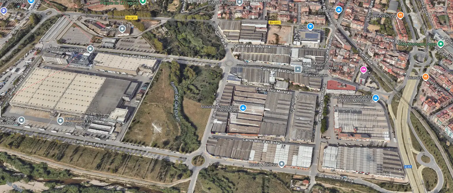 Vista exterior de Nau industrial en venda en Montcada i Reixac