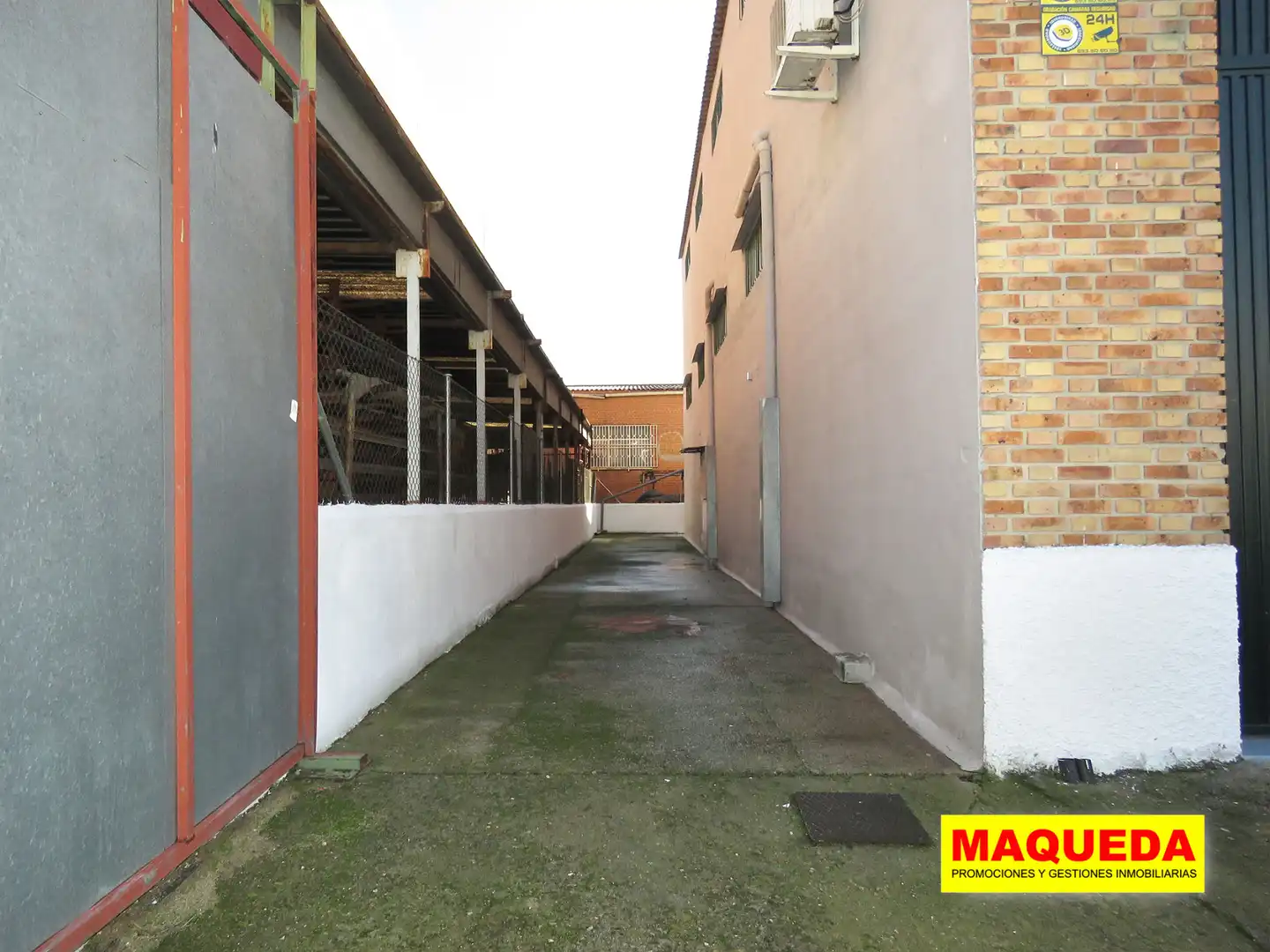 Vista exterior de Nave industrial de alquiler en Leganés con Alarma
