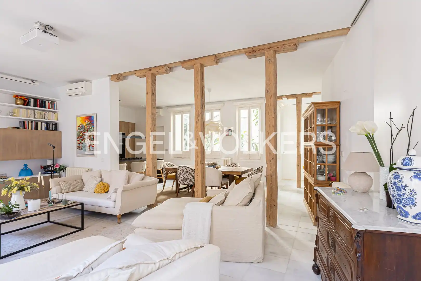 Living room of Flat for sale in Madrid  with Air Conditioner, Heating and Furnished