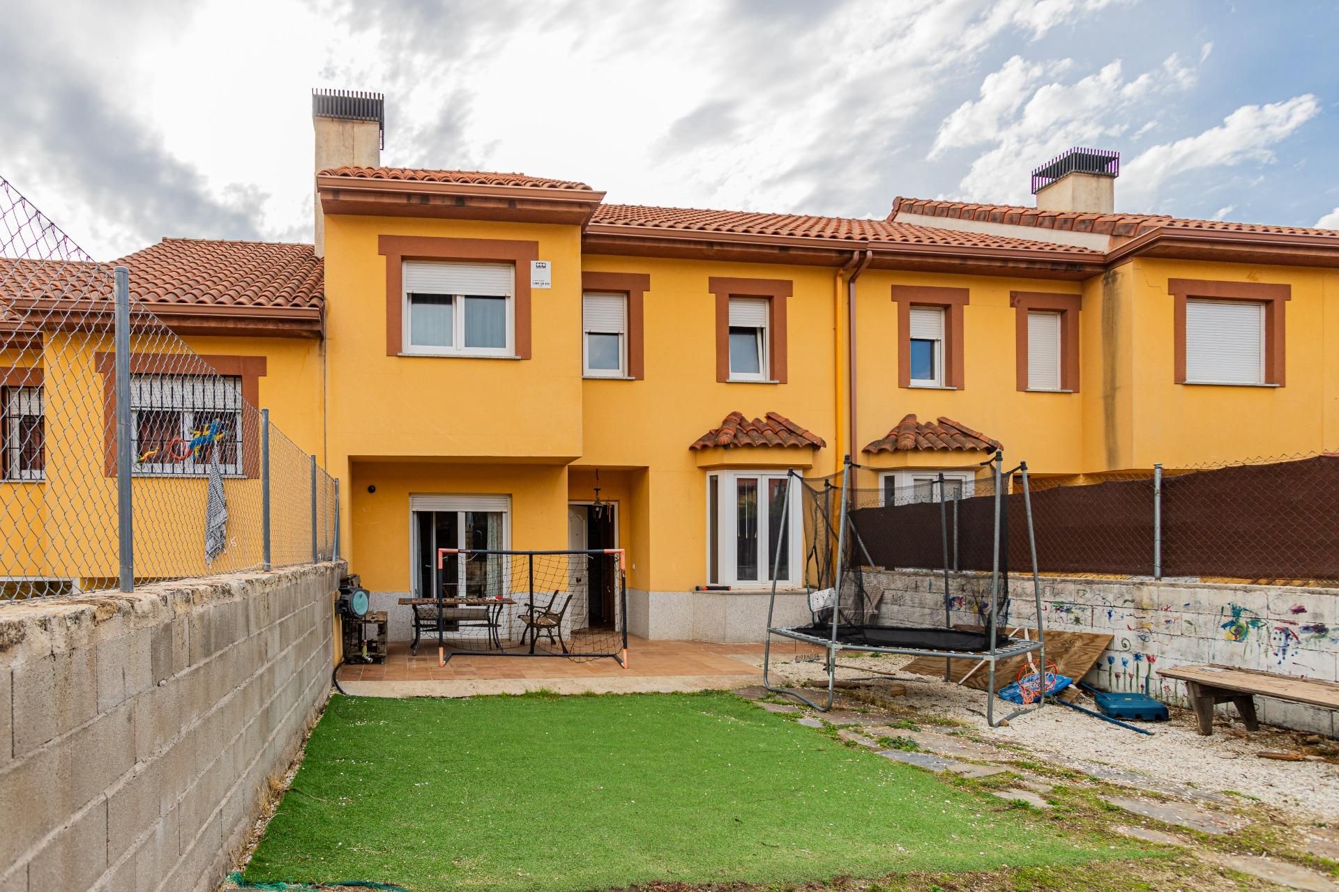 Vista exterior de Casa adosada en venta en Manzanares El Real con Calefacción, Jardín privado y Terraza