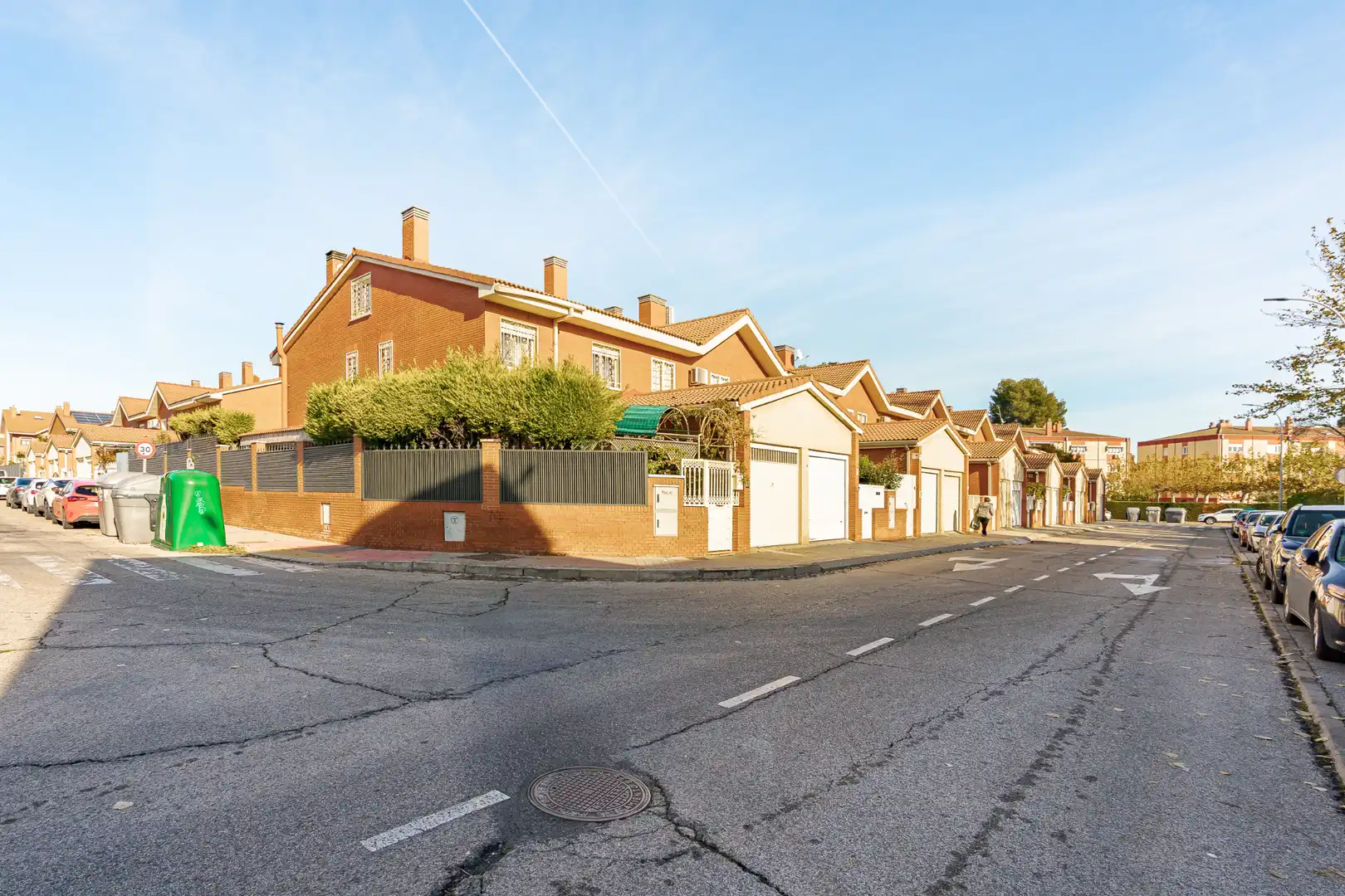 Vista exterior de Casa o xalet en venda en Alcalá de Henares amb Calefacció, Jardí privat i Piscina
