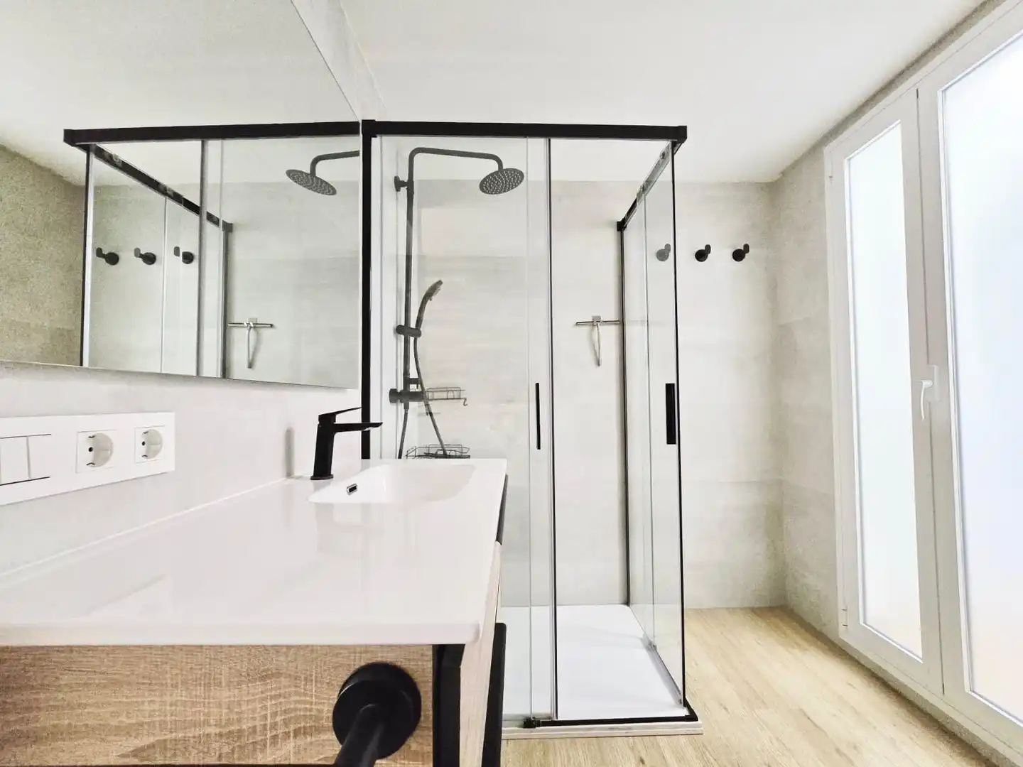 Bathroom of Flat for rent in Valencia  with Parquet flooring and Terrace