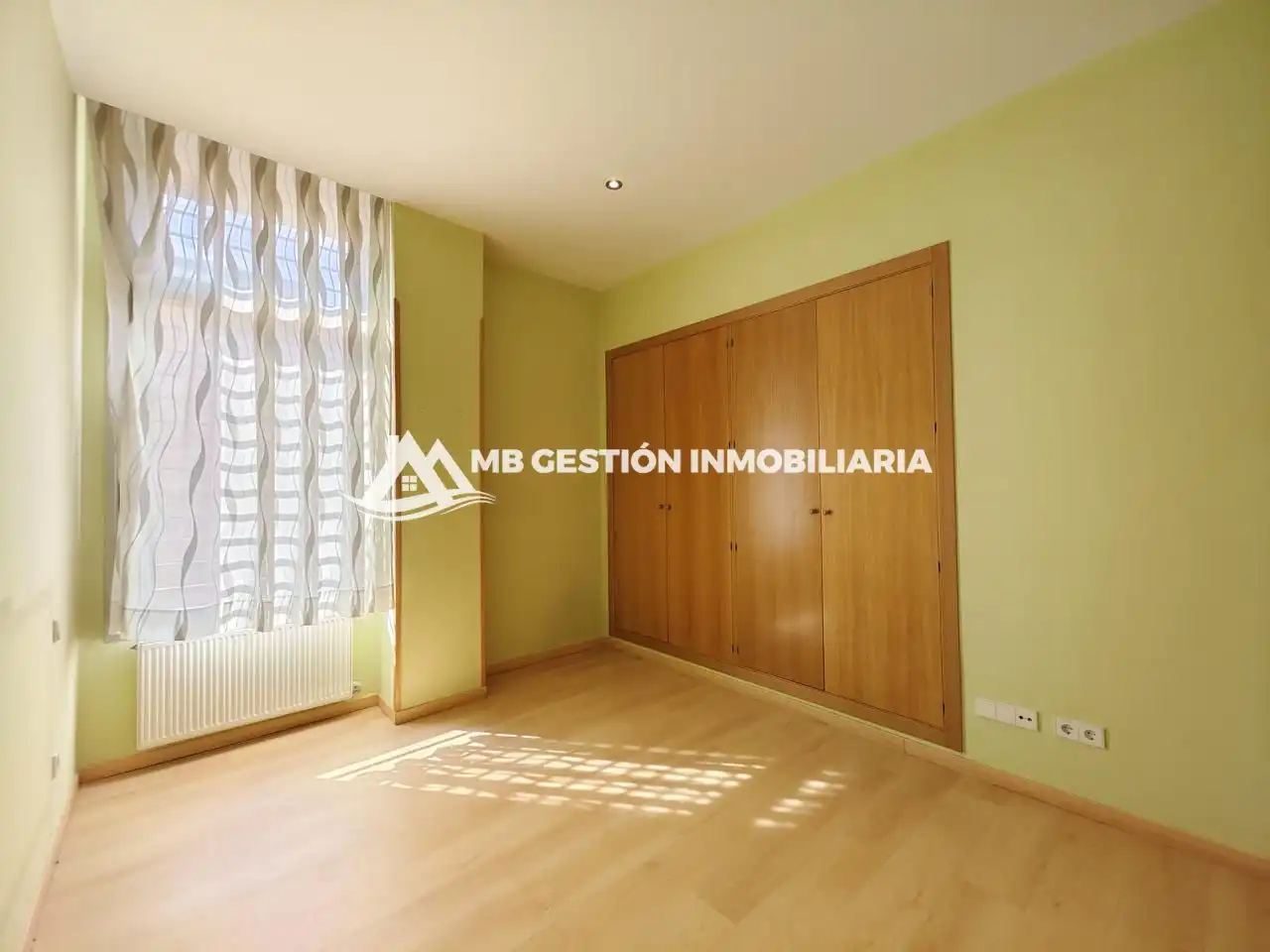 Habitación de Planta baja en venta en Fuenlabrada con Calefacción, Trastero y Piscina