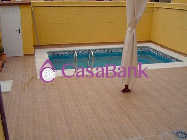 Casa amb piscina en venda a Periurbano Este - Campiña