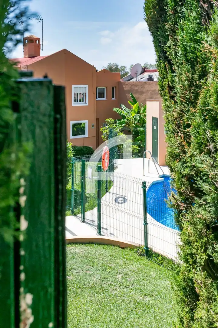 Schwimmbecken von Einfamilien-Reihenhaus zum Verkauf in Estepona mit Heizung, Terrasse und Schwimmbad