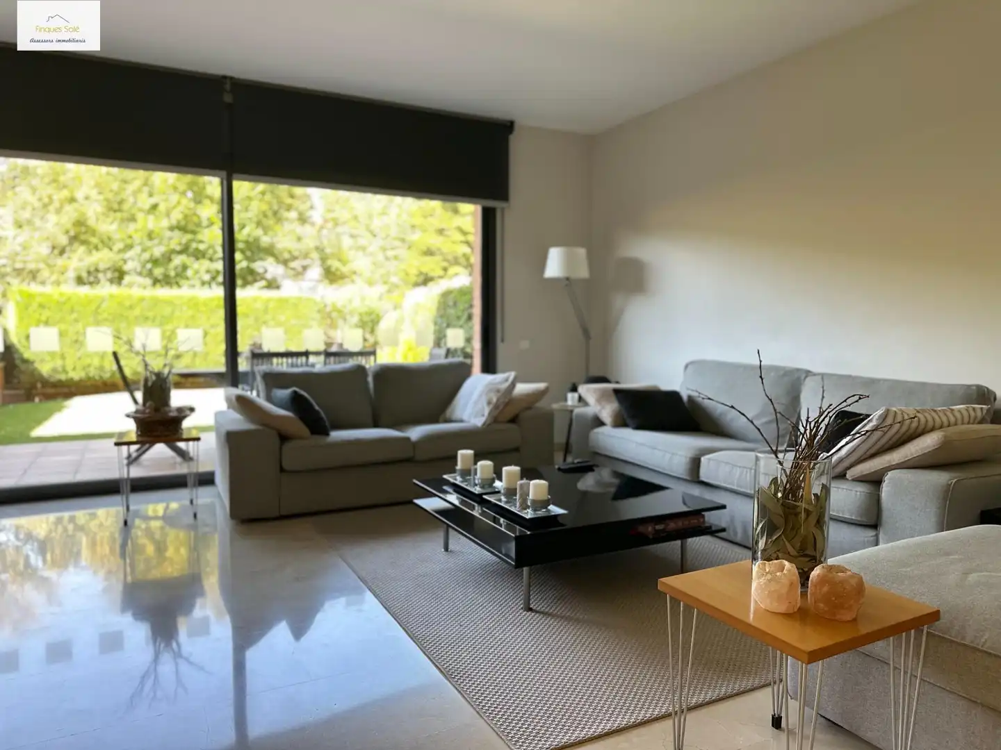 Wohnzimmer von Einfamilien-Reihenhaus zum Verkauf in Cabrils mit Klimaanlage, Heizung und Privatgarten