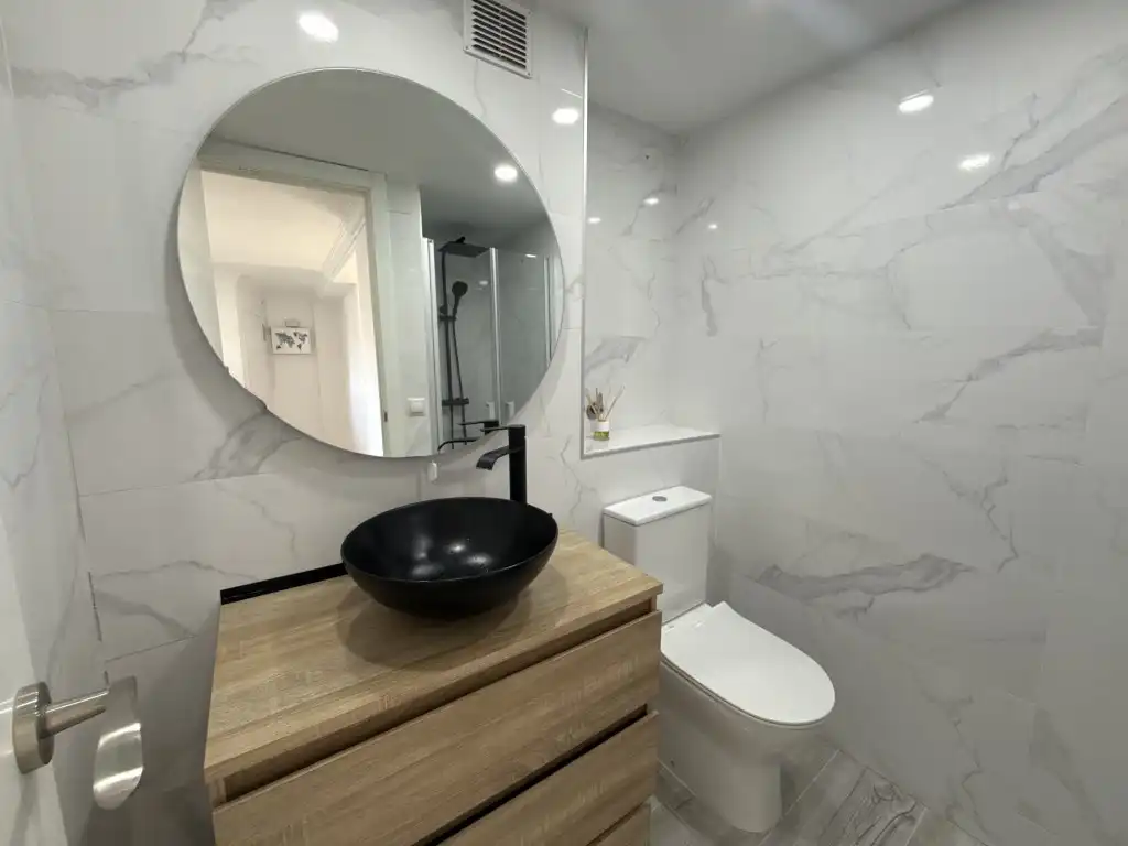 Bathroom of Flat for rent in Sevilla  with Air Conditioner