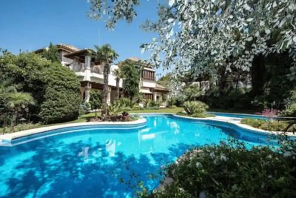 Casa con piscina en venta en La Zagaleta