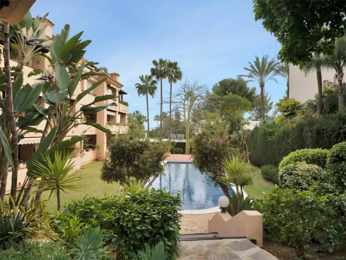 Jardí de Pis de lloguer en Marbella amb Aire condicionat i Piscina