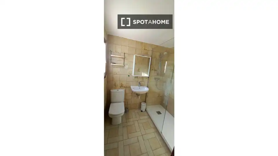 Bathroom of Flat for share in Teià  with Air Conditioner, Heating and Furnished