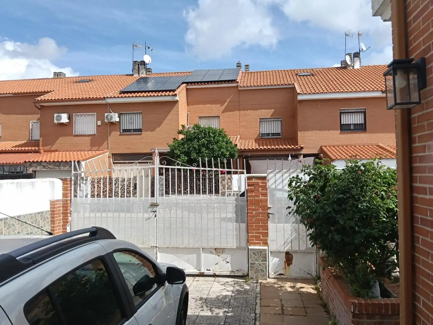 Vista exterior de Casa adosada en venda en Cedillo del Condado amb Calefacció, Jardí privat i Terrassa