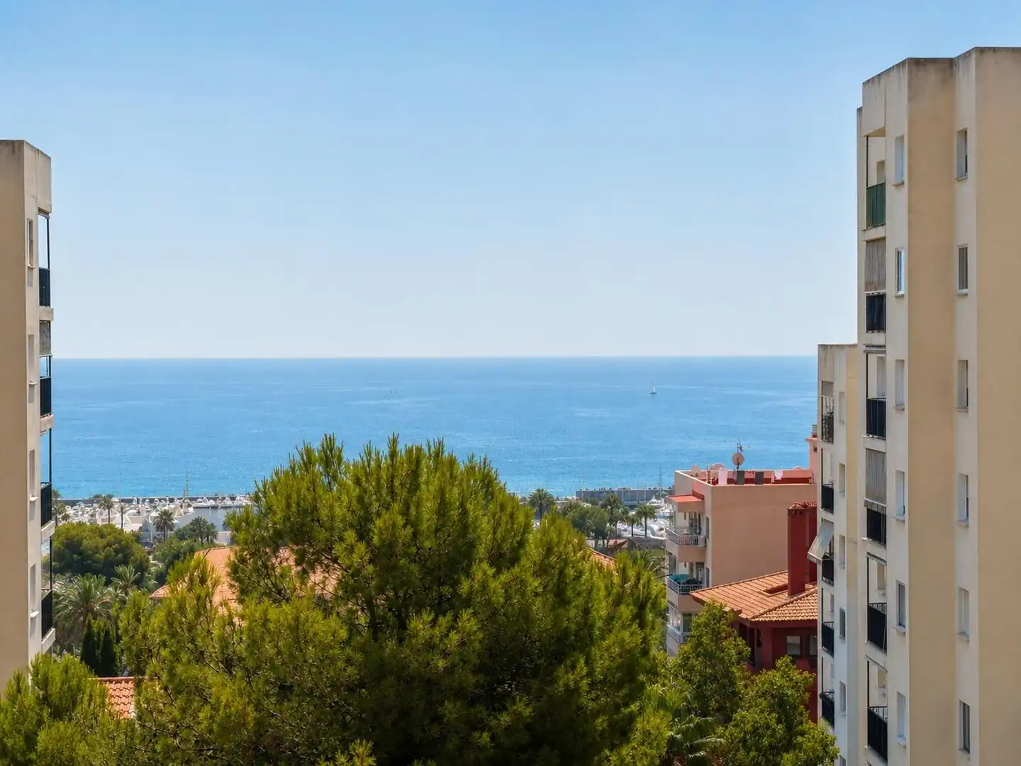 Vista exterior de Estudio de alquiler en Benalmádena con Amueblado, Balcón y Piscina comunitaria