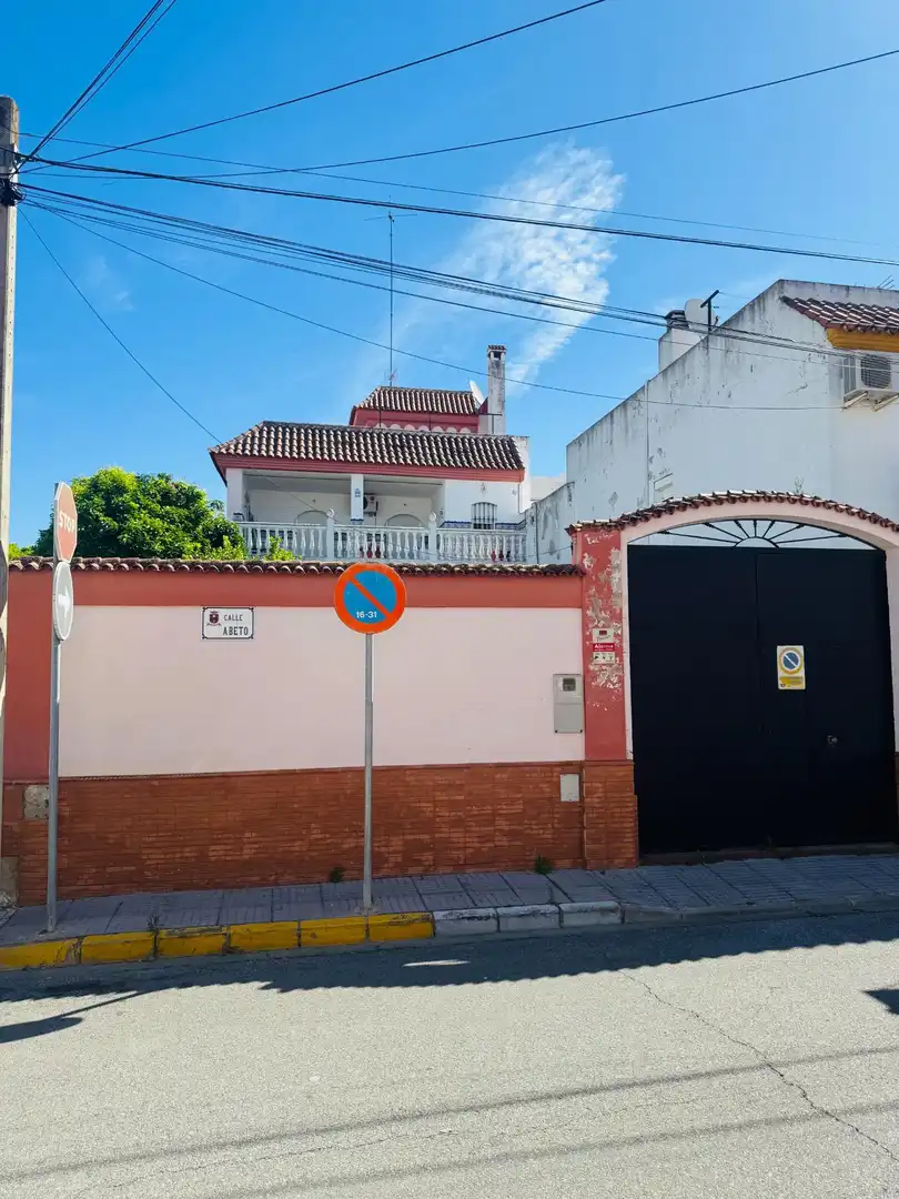 Vista exterior de Casa adosada en venda en La Rinconada amb Aire condicionat, Jardí privat i Terrassa
