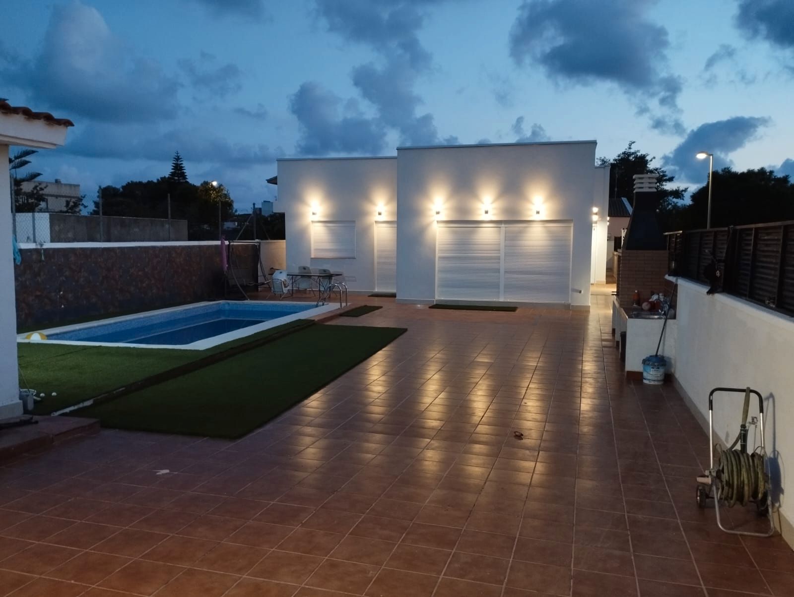 Swimming pool of House or chalet for sale in Vilanova i la Geltrú  with Air Conditioner, Private garden and Parquet flooring
