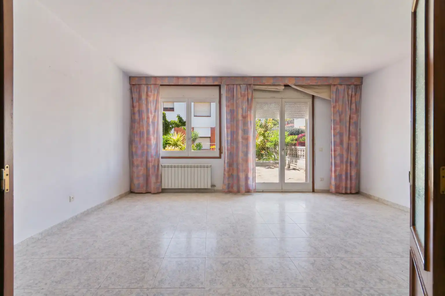 Sala d'estar de Casa adosada en venda en Peralada amb Calefacció, Jardí privat i Terrassa