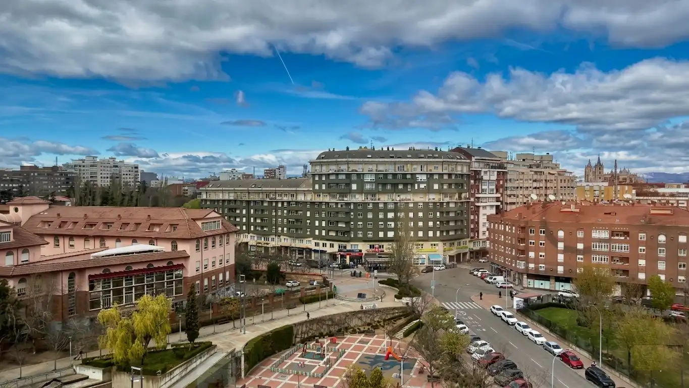 Vista exterior de Oficina en venda en León Capital  amb Calefacció, Traster i Moblat