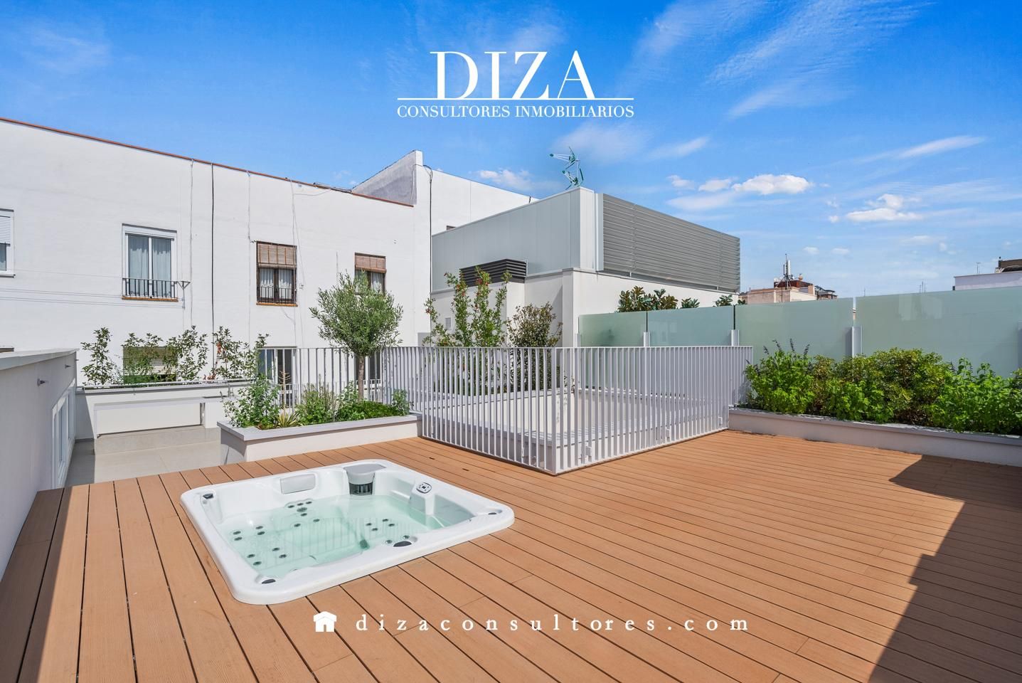 Vista exterior de Àtic en venda en  Madrid Capital amb Aire condicionat, Calefacció i Jardí privat