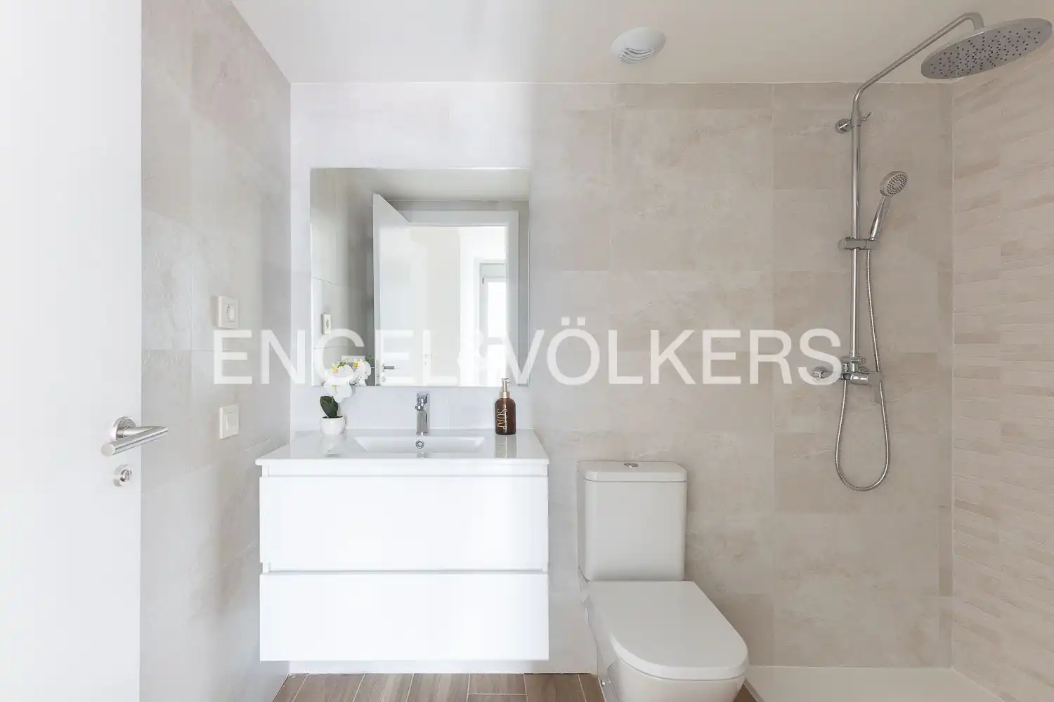 Baño de Piso de alquiler en Valencia con Aire acondicionado, Calefacción y Jardín privado