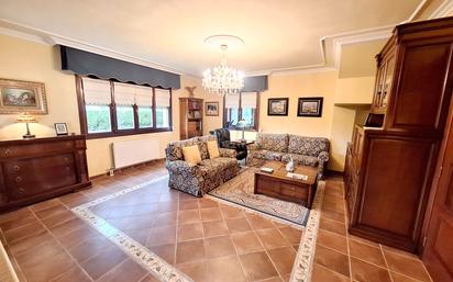 Sala d'estar de Casa o xalet en venda en Alegría-Dulantzi amb Calefacció, Jardí privat i Parquet