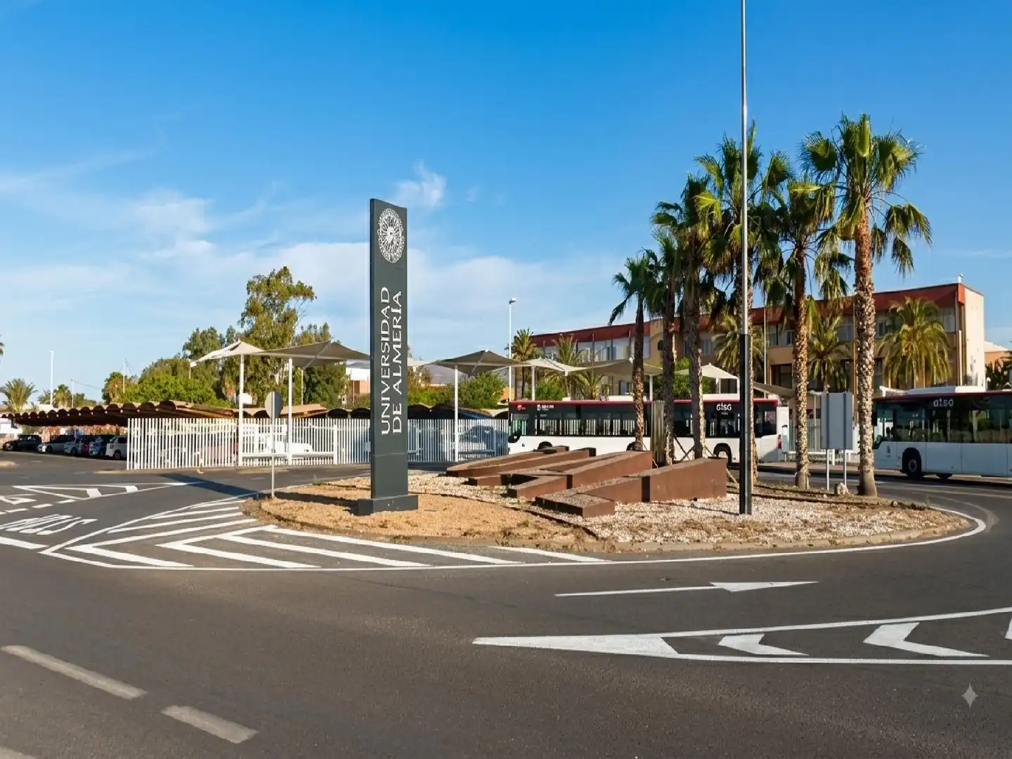 Vista exterior de Pis en venda en Almería amb Terrassa