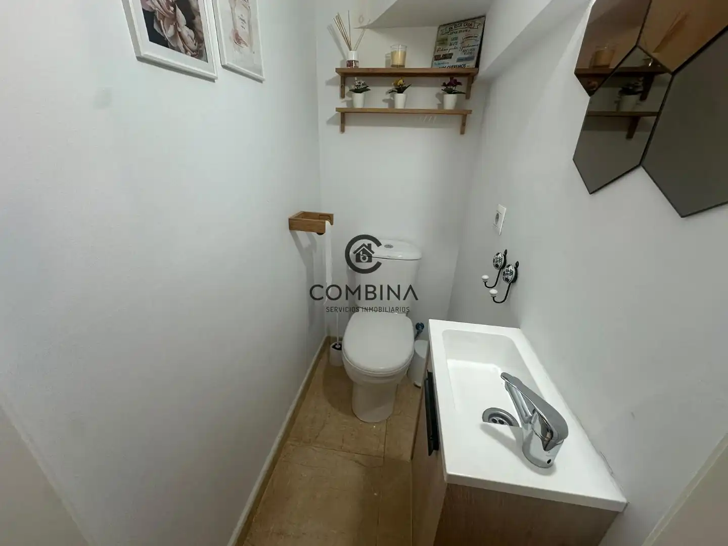 Badezimmer von Einfamilien-Reihenhaus zum Verkauf in Camas mit Klimaanlage, Terrasse und Abstellraum