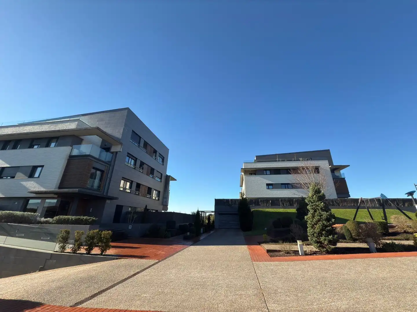 Vista exterior de Pis de lloguer en Gijón  amb Calefacció, Jardí privat i Terrassa