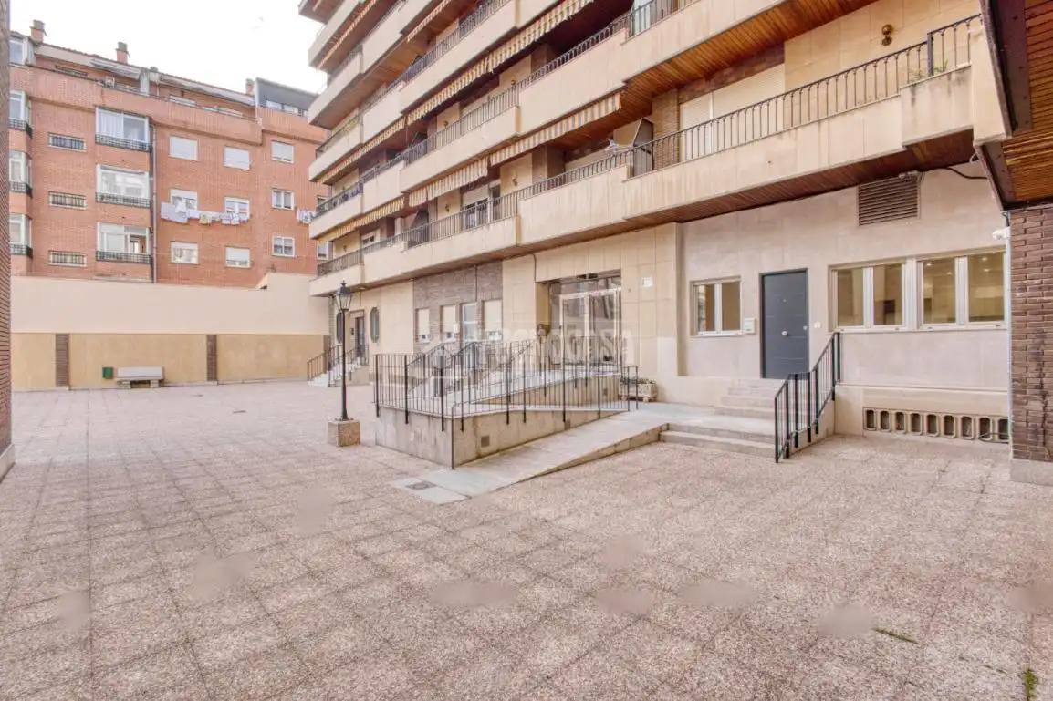 Außenansicht von Wohnung zum Verkauf in Salamanca Capital mit Klimaanlage, Heizung und Privatgarten