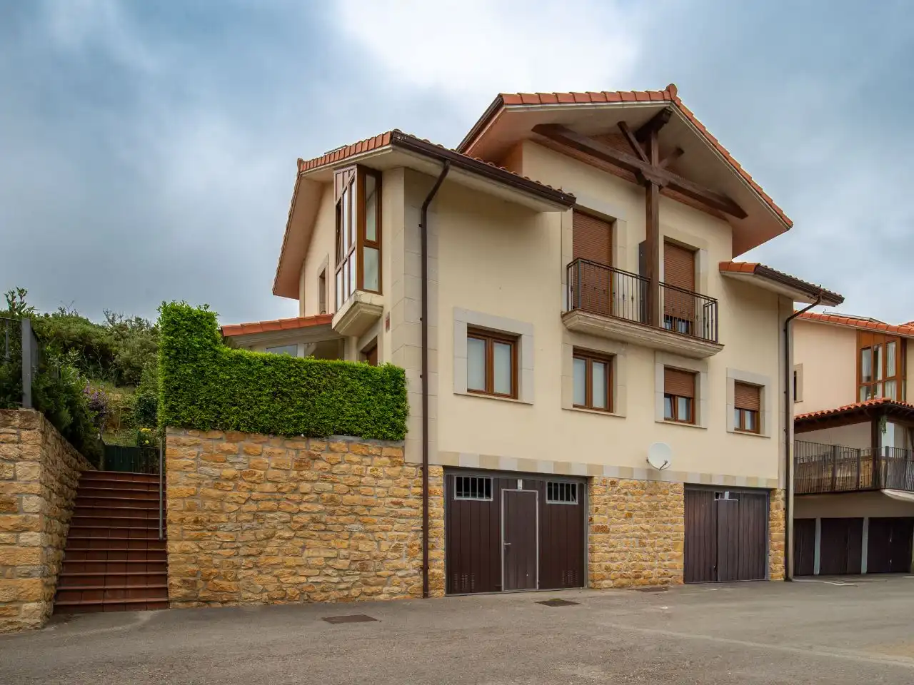 Vista exterior de Casa o xalet en venda en Santillana del Mar amb Terrassa i Balcó