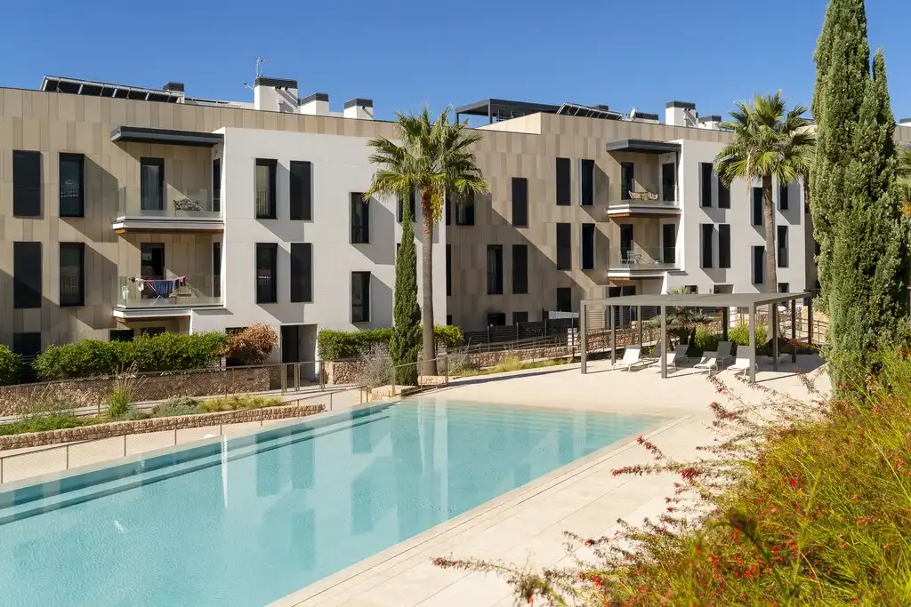 Baixos amb piscina en venda a Ponent