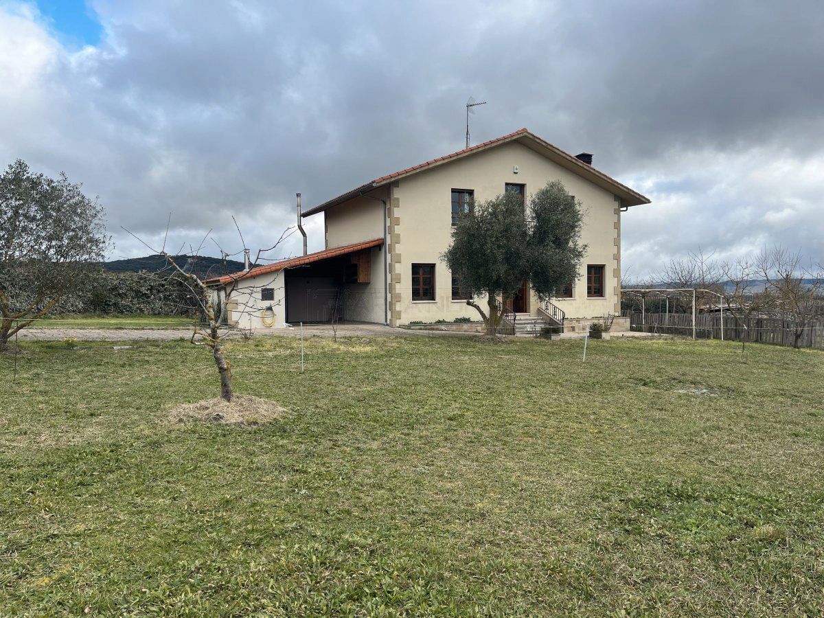 Vista exterior de Casa o xalet en venda en Vitoria - Gasteiz amb Calefacció, Jardí privat i Parquet
