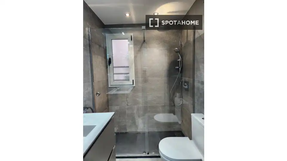 Bathroom of Flat for share in Madrid  with Air Conditioner, Heating and Furnished