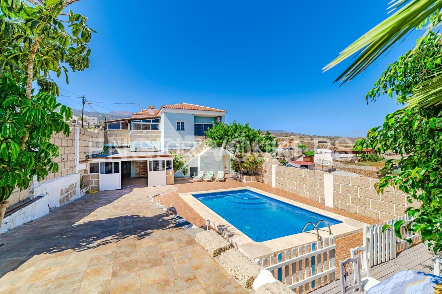 Vista exterior de Casa o xalet en venda en Granadilla de Abona amb Aire condicionat, Terrassa i Piscina