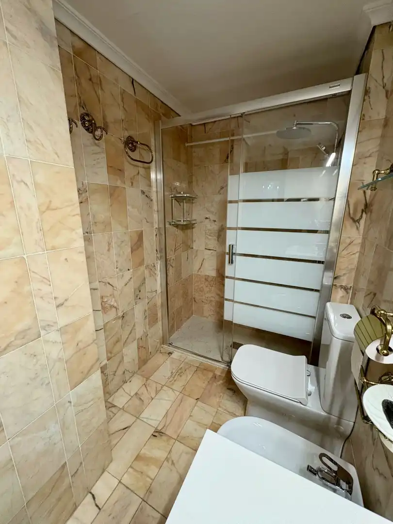 Bathroom of Flat for sale in Sevilla  with Air Conditioner, Heating and Terrace