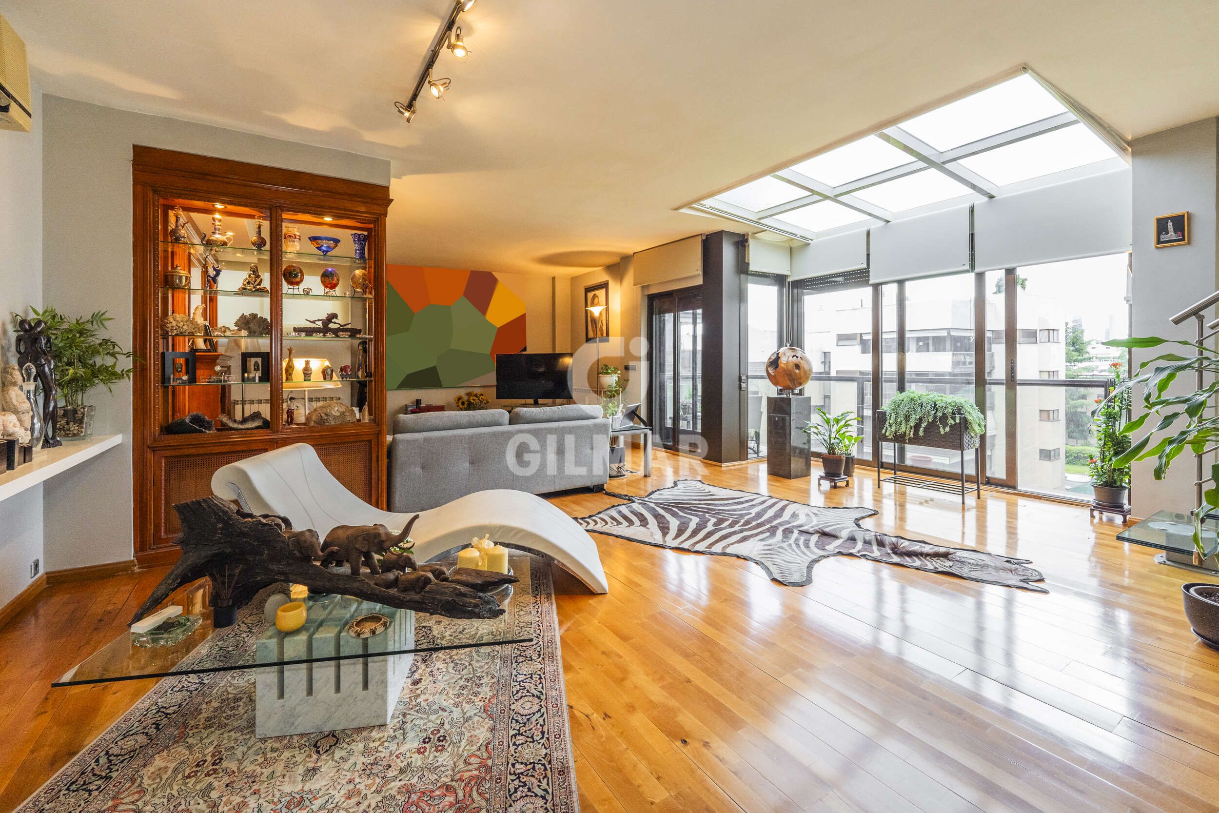 Sala d'estar de Dúplex en venda en  Madrid Capital amb Calefacció, Jardí privat i Traster