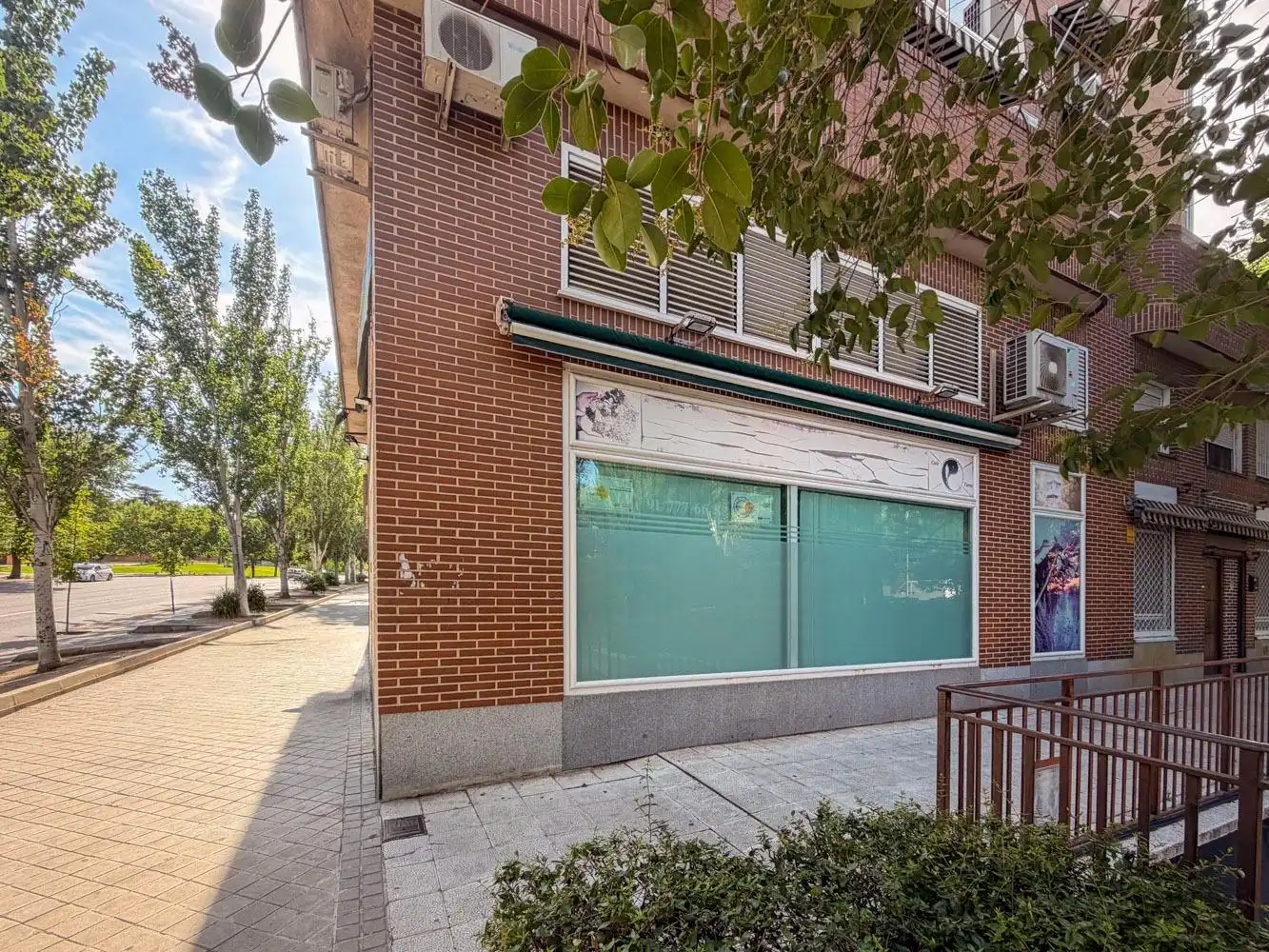 Vista exterior de Local en venda en Madrid amb Aire condicionat