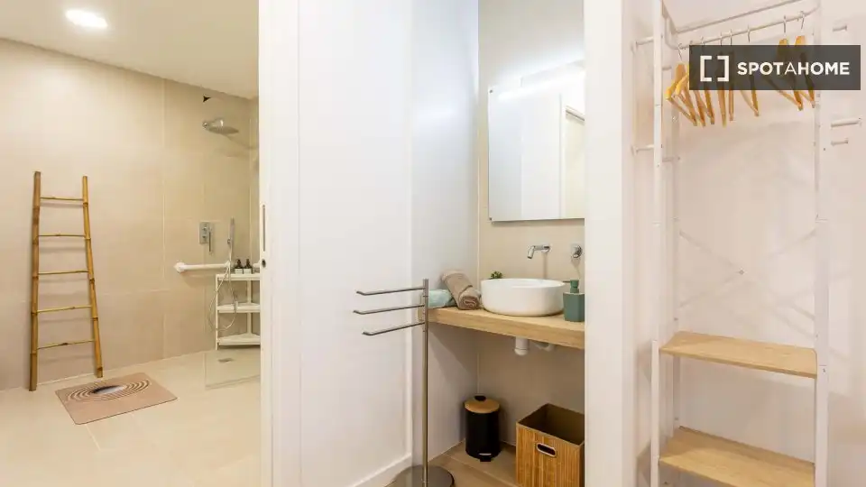Bathroom of Flat for rent in Valencia  with Air Conditioner, Heating and Furnished