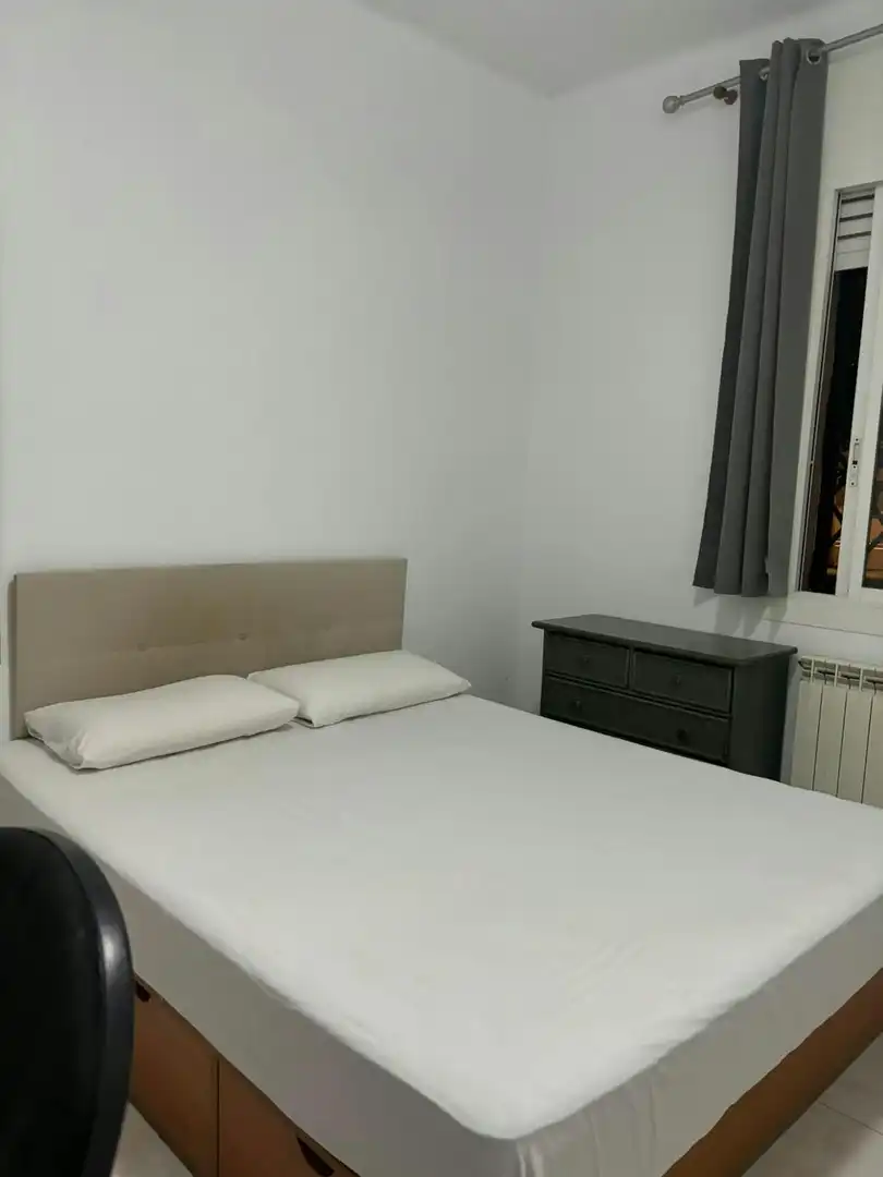 Bedroom of Flat for share in Barcelona  with Washing machine