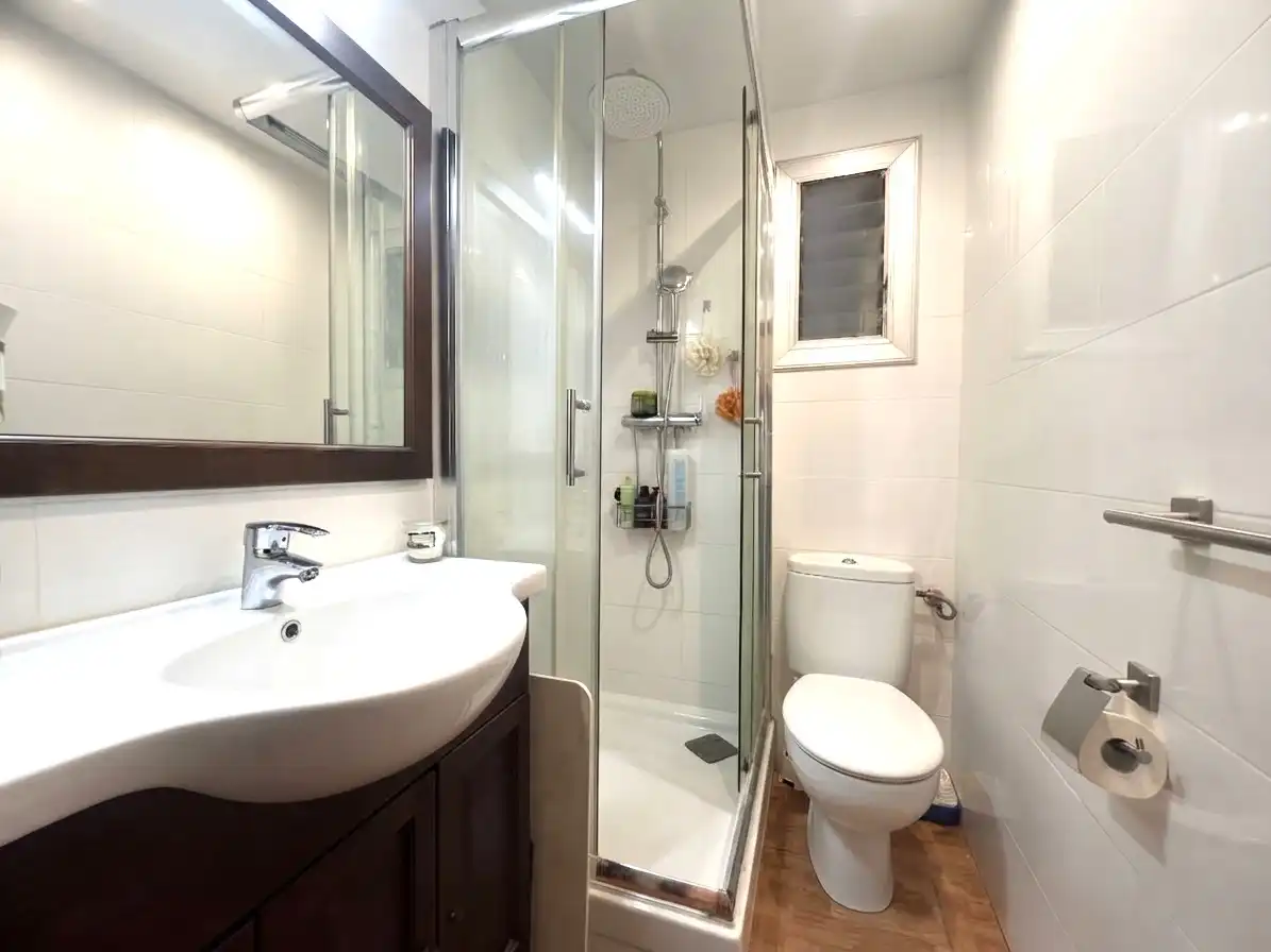Bathroom of Flat for sale in Cornellà de Llobregat  with Air Conditioner, Furnished and Oven