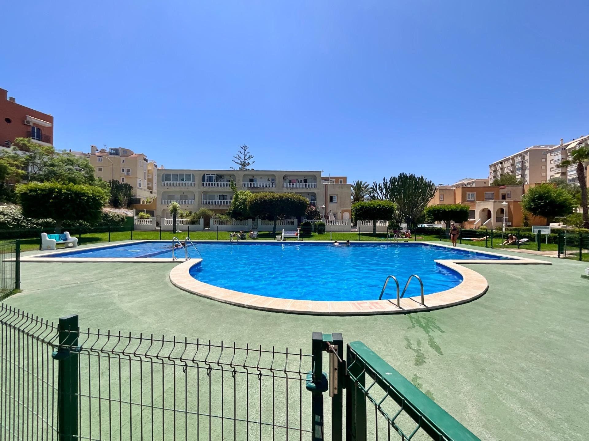 Piscina de Casa o xalet en venda en Torrevieja amb Jardí privat, Piscina i Moblat