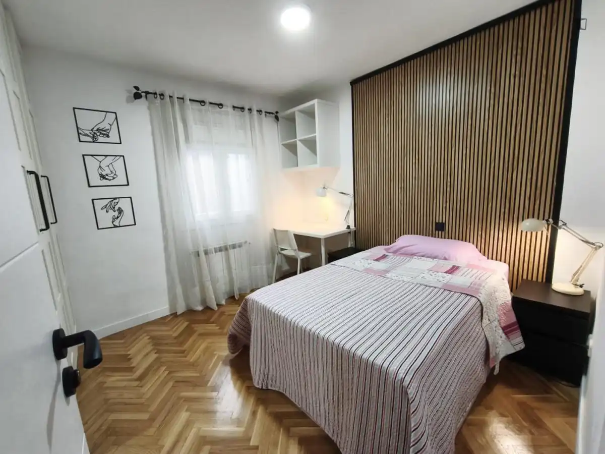 Dormitori de Apartament per a compartir en Alcobendas amb Aire condicionat, Moblat i Forn