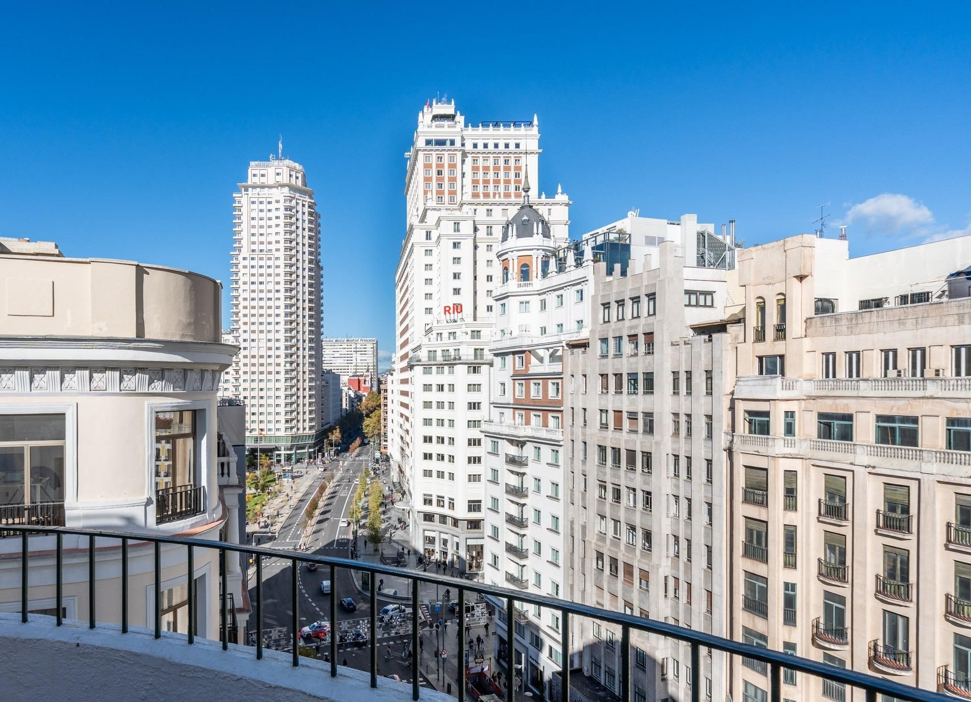 Exterior view of Attic for sale in  Madrid Capital  with Air Conditioner, Terrace and Furnished