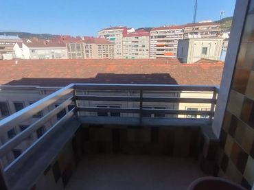 Piso con balcón en alquiler en Rúa Valle Inclán 13