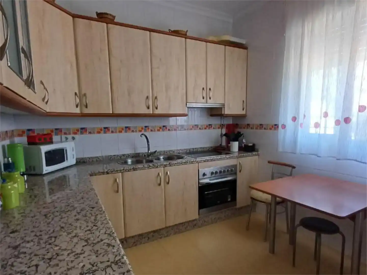 Cocina de Piso en venta en El Castillo de las Guardas con Jardín privado, Trastero y Piscina