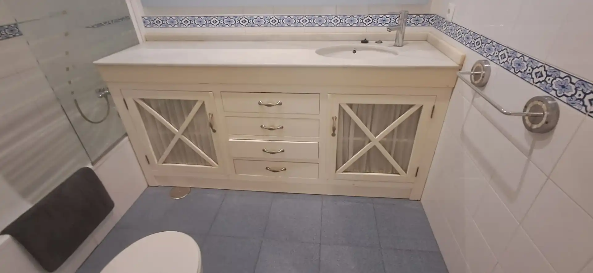 Bathroom of Flat for sale in Utrera  with Air Conditioner, Terrace and Storage room