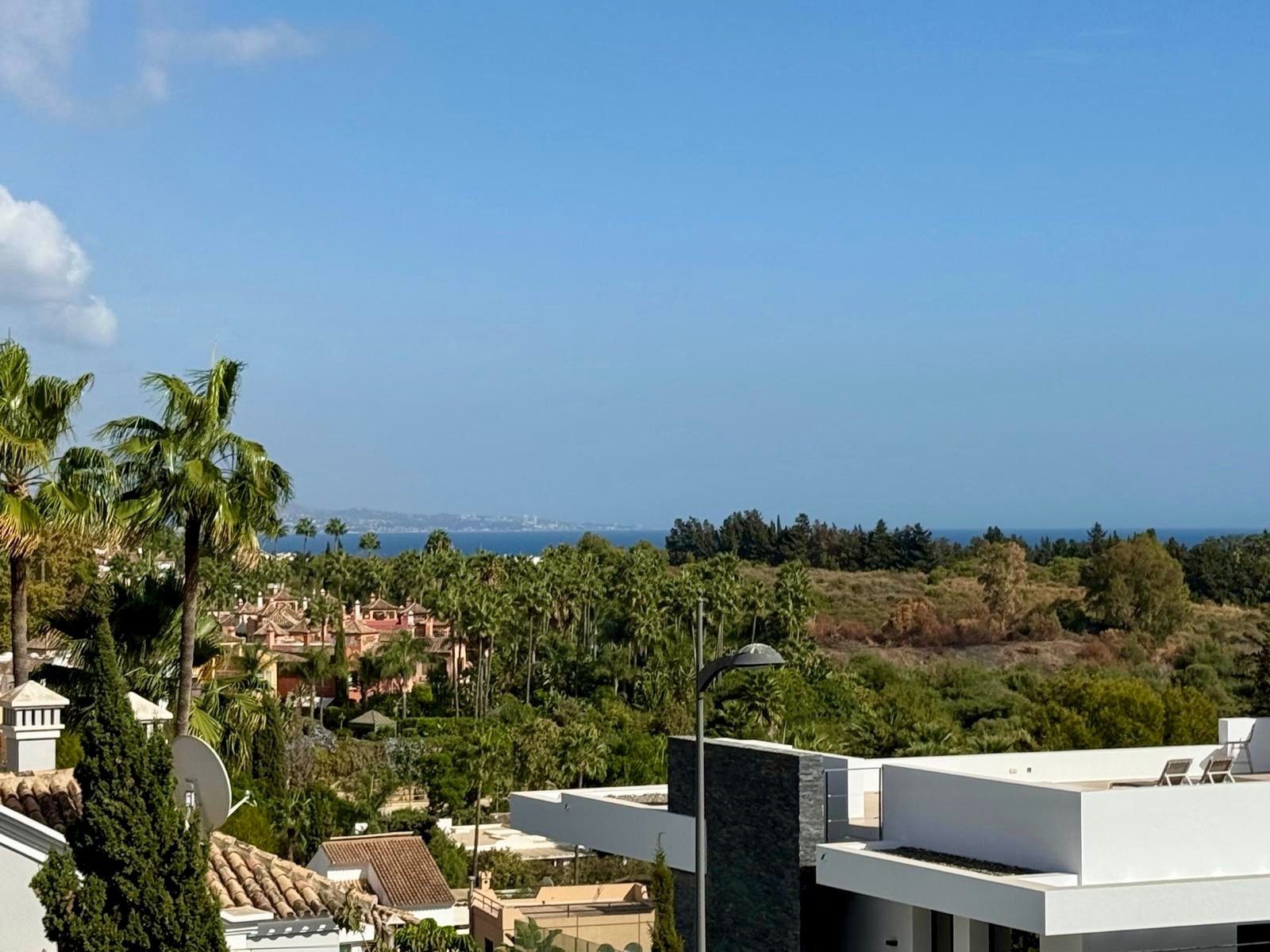 Vista exterior de Apartament en venda en Marbella amb Aire condicionat, Terrassa i Piscina